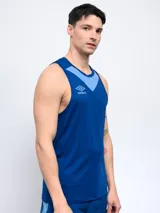 Musculosa de entrenamiento azul con cortes, cambio de color y detalles con tela diferenciada.