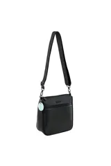 Bandolera rectangular color beige con correa larga negra regulable. Tiene cierre superior con cremallera negra y bolsillo frontal con cierre.