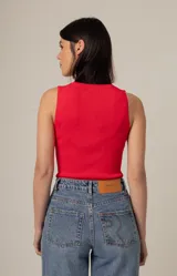 Musculosa roja de tejido de punto acanalado, con cuello redondo y corte ajustado.