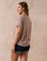 Remera celeste de corte recto, con cuello redondo y mangas cortas con dobladillo. Presenta detalle de botones en la espalda.