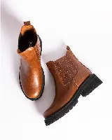Botas Chelsea de cuero color marrón oscuro con elástico lateral y suela track de goma negra.