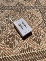 Aros dorados con dije colgante de vidrio color ámbar.