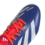 Championes de fútbol Adidas Predator League FG, color azul con detalles en blanco y rojo. Presentan la tecnología Strikescale 3D con aletas de agarre para maximizar la precisión de los tiros y suela Controlplate 2.0 para estabilidad y tracción en terreno firme.