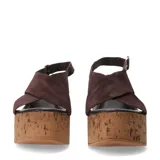 Sandalia de plataforma alta con base de corcho, capellada de tiras cruzadas de gamuza color beige y pulsera ajustable con hebilla metálica dorada.