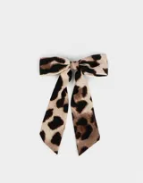Hebilla francesa con moño estampado animal print en tonos beige y marrón.