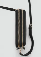 Bolso bandolera rectangular color borgoña, con correa larga ajustable, cierre de cremallera y logo MNG en la parte inferior.
