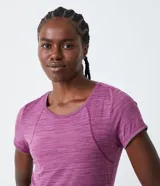 Remera deportiva de poliéster color lila con textura jaspeada, cuello redondo y mangas cortas.