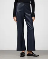 Pantalón flare de tiro alto, color azul marino oscuro, con acabado de efecto cuero. Presenta un corte ancho que se ensancha desde la rodilla hasta el tobillo.