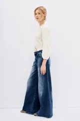 Pantalón de jean azul de tiro alto, corte palazzo y pierna ancha.