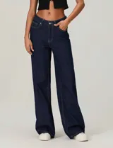 Pantalón de jean azul oscuro de pierna ancha con apliques de estrellas rojas en la parte trasera.