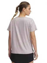 Remera deportiva color lila de manga corta con logo pequeño estampado en el pecho.