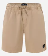 Bermuda celeste de sarga con cintura elástica ajustable con cordón, bolsillos laterales y traseros, y etiqueta con logo en la parte inferior.
