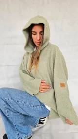 Campera color ocre con capucha y cierre frontal asimétrico.