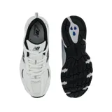 Championes New Balance modelo 530, color blanco con detalles en negro. Presentan una capellada de malla transpirable con superposiciones sintéticas y tecnología de amortiguación ABZORB en la entresuela.