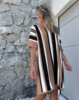 Vestido tejido de algodón con rayas verticales en tonos beige, blanco y negro, con escote en V y mangas cortas.