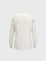 Camisa blanca de corte slim fit, confeccionada en twill de algodón elástico de fácil planchado, con cuello clásico y cierre frontal con botones.