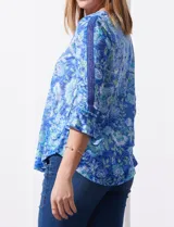 Blusa de modal estampada, marca Ruby Rd., con mangas 3/4 con aplique de crochet y terminación amplia.