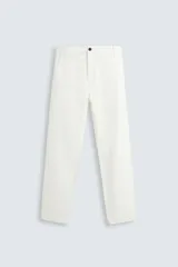 Pantalón de jean color blanco, corte recto, con bolsillos frontales y traseros, y cierre frontal con cremallera y botón.