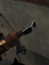 Gafas de sol blancas con lentes rectangulares negras.