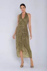 Vestido midi dorado con tejido metalizado y textura plisada. Presenta un escote halter con cruce en V y una falda envolvente con abertura frontal.