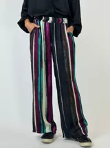 Pantalón de viscosa con estampado a rayas verticales en tonos lila, blanco y negro, de corte palazzo y cintura alta.