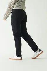 Pantalón de jean azul de corte mom, tiro medio y pierna recta.