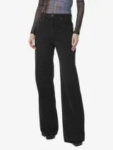 Pantalón de jean negro de tiro alto, corte acampanado y bolsillos delanteros y traseros.