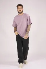 Remera lila de corte holgado y mangas cortas.
