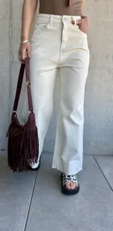 Pantalón de jean color crudo, de corte recto y tiro alto. Confeccionado en denim con lycra.