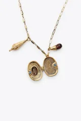 Pack de dos collares de eslabones dorados y plateados con charms colgantes con forma de cajas y piedras.