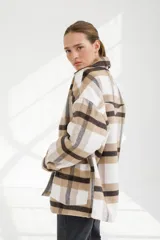 Campera tipo sobrecamisa larga a cuadros color beige, blanco y marrón.
