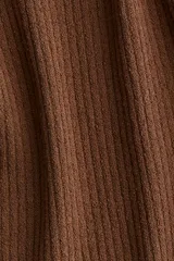 Top marrón de punto acanalado con escote off-the-shoulder y mangas cortas.