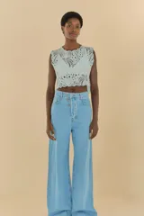 Pantalón de jean celeste, corte amplio y cómodo, con cintura ajustable.