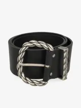 Cinturón ancho de cuero negro con hebilla metálica plateada con diseño trenzado.