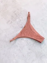 Bottom de bikini estilo colaless color celeste, con tejido acanalado y tiras regulables a los laterales.