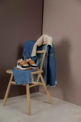 Zapatillas deportivas con diseño moderno en tonos blancos y dorados, con cierre de velcro para mayor comodidad.