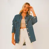 Camisa color crema con botones, de corte holgado y mangas largas.