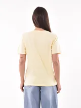 Remera blanca de algodón con estampado de limones y texto en azul.