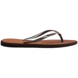 Ojotas Havaianas Slim Point color crema con contorno verde oscuro y logo en las tiras.