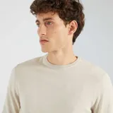 Sweater de punto color beige claro, con cuello redondo y diseño clásico, tejido suave.