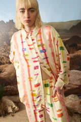 Camisa estampada color beige con diseño abstracto multicolor, de mangas largas y corte holgado.