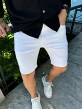 Bermuda de jean blanca con lycra, corte ajustado.