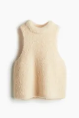 Top sin mangas color crema, tejido en punto suave con mohair y lana.