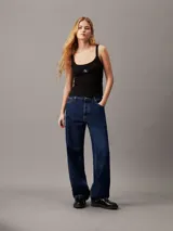 Remera de tirantes Calvin Klein negra de canalé con logo en el pecho.