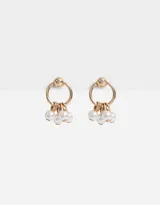 Aros dorados con forma de aro y perlas colgantes.