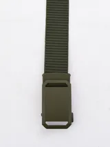 Cinto verde militar de tela con hebilla metálica.