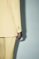 Blazer amarillo mostaza de cuello solapa y manga larga. Cierre frontal cruzado con botones forrados y bolsillos con solapa en delantero.