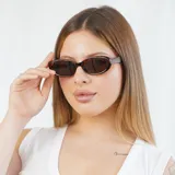 Lentes de sol ovalados con montura carey y lentes marrones con filtro UV400.