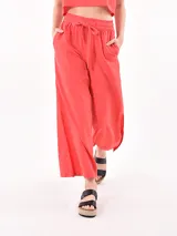 Pantalón palazzo rojo con cintura elástica y lazo ajustable.
