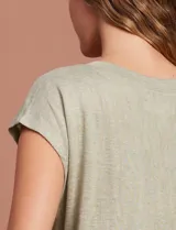 Blusa azul de modal con escote en V, abertura central con botones y ruedo anudado.